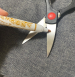 シリコンペンを使ってみました。はさみでテープをよく切るので段々と粘着がくっついてしまって切りにくくなることがよくあります。今回ははさみに粘着質がついてるところに塗ってみました。ペンで塗り塗りして&hellip;のInstagram画像