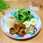 タンドリーチキン❤タンドリーチキンの素で簡単ごはん。調味液の入ったチャック袋に材料の鶏肉を入れて冷凍します。解凍せずにフライパンで15分焼くだけ。しっかりしたお味でとても柔らかいご飯&hellip;のInstagram画像