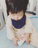 ・・・アトピタの保湿クリームを頂いたので試してみたよ🙌こういう容器やらチューブ大好きだよねー🤣いつもは取り上げちゃうけど新品のうちに少し遊ばせてあげた😘笑しっとりうるう&hellip;のInstagram画像