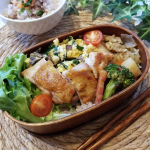 おはようございます😊今日のお弁当。2022年11月11日(金)⭐フライドチキン風⭐肉じゃが⭐ニラとキクラゲの卵炒め⭐ブロッコリーとベーコンのガーリック塩炒め⭐フリル&hellip;のInstagram画像