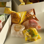 .子供達が大好きな👦🏻👧🏻八天堂のクリームパンとメロンパンが届いたよ🫶🥐@hattendo_official 安定の小倉、カスタード、抹茶に加えて今回はレモンと桃とプリンの食べたこ&hellip;のInstagram画像