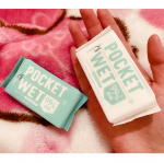 新商品の手のひらサイズのウェットティッシュ『POCKET WET』使ってみました✨小さいのでバッグやポケットに簡単にすっぽり入ります😊アルコールタイプの除菌&hellip;のInstagram画像