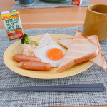 ⁡先日の朝食🍞ここ最近、私と旦那は子供と一緒に休日は食べるけど、平日は朝ご飯は食べない生活です‼️⁡久しぶりの朝食は軽めにパンと目玉焼きと少しの野菜とそして野菜ジュース🥤⁡こち&hellip;のInstagram画像