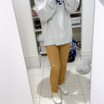 ニッセンのパンツが履きやすくて仕事によく履く🤤ゆるフィットスキニーパンツのベージュ。丈は2種類あって、これは70cm。サイズはSからLLまでで、カラーが12色もある🤤💙珍しくベージュなんやけ&hellip;のInstagram画像