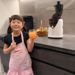 野菜まるごと投入🥕⁡果物・野菜を石臼式でゆ～っくりすり潰すように搾る⁡低速回転石臼式【クビンスホールスロージューサー　　　　　　　EVO－800】🍹⁡本来の酵素を壊すことなくと〜&hellip;のInstagram画像