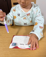 はじめてサンタさんにお手紙を書きました🎅内容は「サンタさんおもちゃ持ってきて」という文章らしいです😊あとはこれをトイザらスのポストに入れに行くだけ！クリスマスに素敵なプレゼントもらえるかな？🎁&hellip;のInstagram画像