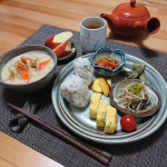 .おはようございます☀️今朝ではなく💦 #粕汁 の次の日の朝ごはん先日購入した #丹波焼 の器で💕#OnigiriAction  も もうまもなく終了ですね。と言う&hellip;のInstagram画像