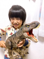 .#恐竜大好き息子 のお気に入り❤️〝T-レックス〟くん🦖💕こちらはマテル社の【ジュラシック・ワールド スーパーかみつき！ほえるT-レックス】‼️とってもリアルな作りで、ガブッと手&hellip;のInstagram画像