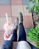 一息❤️今日は息子の部活の送迎🚗&sup3;₃空いた時間にスタバへ🍓ストロベリー＆ベルベット⁡⁡ブラウニーフラペチーノ⁡⁡また⁡飲んできた😘今日はワンピースコーデで⁡⁡期間限定のスリムウォークの&hellip;のInstagram画像