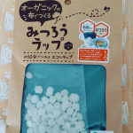 今回のお試しはこちら！オーガニックの生地でつくる、みつろうラップ☺️水洗いして何回も使えるからエコ！手のひらの熱で器に合わせて形が変わる！作り方はアイロン台に新聞敷いて、クッキング&hellip;のInstagram画像