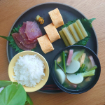おはようございます☺️本日の朝ごはん🌱 かぶとベーコンの麦みそ汁🌱 水蕗のおひたし　🌱 だし巻きたまご　🌱 漬けマグロ今日はいりこと昆布の合わせだし麦みそのおみそ汁に合うし、水蕗の&hellip;のInstagram画像