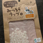 □オーガニックの布でつくるみつろうラップ立川のポップアップで気になってたみつろうラップが手作りできるらしくさっそく作ってみました🍳作り方は簡単でみつろうラップをぱらぱら布に置いてア&hellip;のInstagram画像