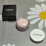 un the end　ピンクプライマー毛穴や小じわを目立たなくし、テカリや崩れを防ぐ化粧下地です。ふんわりとした質感で、少量でよく伸びます。たくさんつけるとヨレやすいのでちょこんと取ってから&hellip;のInstagram画像