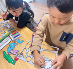 初めての#ダンボール工作 してみたよ📦✂️『ワニさんは水の中！』『ゾウさんは葉っぱのとこ！』とか楽しくおうち時間過ごしてくれてよかった🌈✌️#段ボール工作 #工作キット #monipl&hellip;のInstagram画像