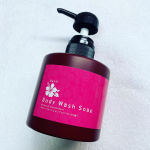 「Raffiボディウォッシュar」手荒れで悩んでいたヘアスタイリストが作った、肌へのやさしさにこだわって開発されたボディソープ。沖縄の久米島で製造されるミネラル天然由来のたっぷりの海洋深層&hellip;のInstagram画像