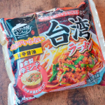 台湾ラーメン🍜なべやき屋キンレイさんのお水のいらない台湾ラーメン食べてみました😋お家でラーメン作ると必ず用意するであろうお水が、なんと必要ないこの商品スープ、麺、具が一つの3層に&hellip;のInstagram画像