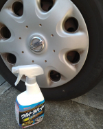 車のお手入れをサボりがちの私😅💦なんとか洗車機にかけたとしても、タイヤのホイールまで気が回らない毎日。前側のタイヤのホイールがかなり汚れててずっと気になってたもののずっと放置してました&hellip;のInstagram画像