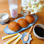 ❀朝ごはん❀沖縄から届いたデンファレに迎えられて、気持ちの良く1日が始まりました🌿生協で注文した、西洋軒さんの&ldquo;くるみパン&rdquo;届くのとても楽しみにしてました！不揃いな形がかわいい😊&hellip;のInstagram画像