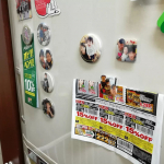 家族写真をマグネットにしたよー！冷蔵庫に貼ったから、いつでも目に入るし、チラシも貼れるし大満足！#みんなのバッジ #缶バッジ #マグネット #DIY #オリジナル缶バッジ #フィンガーグリ&hellip;のInstagram画像