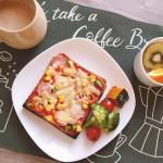 いつかの朝ごはん。ピザトースト🍕***朝ごはんにピザトースト率高めの我が家。子供たちは野菜みじん切りにして細切りハムとチーズ乗せて焼いたら意外と気付かず食べてくれた&hellip;のInstagram画像