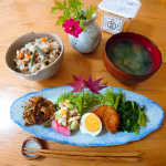 🌿おうちごはん🌿今日のお昼ごはんなんですが、昨日の晩ごはんの残り物も使って盛り付け！！写真撮るのに急いで寄植えの花と、その辺の雑草と近所のおうちの🍁もらってきました😂味噌ヌーボ&hellip;のInstagram画像