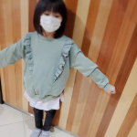 今年はわりと暖かいですが、そろそろ気温低下。寒がり👧は、裏起毛の洋服を着て学校へ行く日もでてきました。ニッセンさんの、あったか裏シャギーデザイントレーナー 商品番号：VOG0121C0&hellip;のInstagram画像