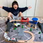 ꔛ‬𖤐˒˒*@toysrus_jp トイザらスオリジナルブランド𝑺𝑷𝑬𝑬𝑫 𝑪𝑰𝑻𝒀 🚗 ̖́-ミニカー・ラジコンがたくさん出ているスピードシティから木のぬくもりを感じ&hellip;のInstagram画像