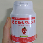 今日から12月!だんだんと寒くなってきましたね。今日はモニプラさんから届いた商品をご紹介。『カルシウムグミV+　イチゴ味』お手軽にカルシウムが摂れるグミなんです。成長期にはカルシウムがとっ&hellip;のInstagram画像
