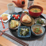 .作り置きを小皿にちょこちょこと盛り付けてテレワークランチに。先日のおでんの出汁で作った炊き込みご飯。ご飯はいつも残ったらすぐに冷凍するのですが、その冷凍ご飯をレンチンしておにぎりに。後は&hellip;のInstagram画像