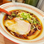 東京駅ラーメンストリート。ソラノイロ。しっかりとしたお味の醤油ラーメン✨ガツンと系ではなく、醤油の風味が活かされたいいお味です&hearts;️子連れでラーメンはハードル高いですが、こちらの&hellip;のInstagram画像