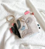 .みのに新しいおもちゃを🐪💓Done by Deerの布絵本アクティビティブック📚まず見た目がかわいい🫶💕しゃかしゃか音がしたり鏡があったり🪞キュートなサボテンが並ぶ砂&hellip;のInstagram画像