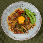 🍴お昼ごはん・・🍴台湾まぜそば辛くて美味い〜！お弁当のおかずをトッピング！シチュー用に作ったお皿だけど、大活躍〜まだまだ在庫もありまーす。#キンレイ #&hellip;のInstagram画像