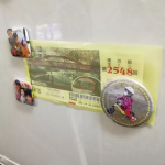 宝くじを貰ったよ。なくさないように冷蔵庫にペタリ。マグネットが役に立つ。当たりますよーに。#みんなのバッジ #缶バッジ #マグネット #DIY #オリジナル缶バッジ #フィンガ&hellip;のInstagram画像