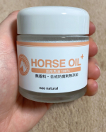 ネオナチュラル 馬油クリーム馬油、とても懐かしいです。私は母譲りで肌が敏感だったので、馬油をよく塗ってもらっていました。その時の馬油は臭いもあり、硬くて伸ばしにくかった記憶がありま&hellip;のInstagram画像