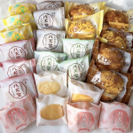 ♪.八天堂さんの色々なパン❣️.ある日、八天堂さんからパンのあ詰め合わせが届きました〜.大きい梱包でワクワクしながら開けると😆🙌嬉たくさんのパン🫶.とにかくパン&hellip;のInstagram画像