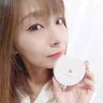 セラフォアエッセンスパウダー、ミディアムベージュ10のフェイスパウダーを使ってみました😄標準色です！毛穴色ムラをカバーしつつ、ふんわり自然な美肌に仕上げてくれるんです！凄く薄付きでナチュラルメイクにぴ&hellip;のInstagram画像