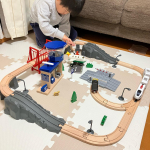 トイザらス🦒プライベートブランド「スピードシティ」木製トレイン 空港へいこう！エアポートトレインセット．先頭の電車には電池を入れることができ3つのボタンを使って動かせるよ🌟🔼前の矢&hellip;のInstagram画像