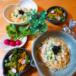 🍝おうちランチ🍝『熟成黒にんにく黒青森』を使って、パスタを作りました！サラダにもみじん切りの黒にんにく混ぜています🥗甘みが感じられ、いつものサラダがワンランク上の物になりました😋&hellip;のInstagram画像