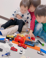・\ プラレール トミカを運ぼう！サクサクつみおろしターミナル/毎日遊んでる😊🫶三男が興奮してはしゃぎすぎるから、長男が抱っこしてくれてる👍✨このトミカしか積み下ろしちゃダ&hellip;のInstagram画像