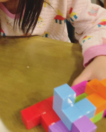 𖣔引き続き #chachacube モニターさせていただいてます💕5歳長女。相変わらずキューブは作れませんが😂色々組み合わせてソファに見立てて、上に人形置いたり&hellip;のInstagram画像