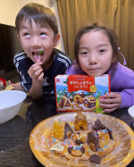 【おかしのまちをつくろう】キットを使って、ちょっと早いクリスマスのクッキー作りをしました❣️小3、小1の姉弟でほとんど子供たちで作りました😊なので、クッキーの厚みがバラバラだったり、断面がぼこ&hellip;のInstagram画像