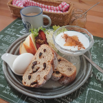 .休日のおうちブランチ夜な夜な焼いたクルミとレーズンの全粒粉パンそのままでもいいけど #クリームチーズ をたっぷりつけて食べても美味しいです🎵#カスピ海ヨーグルト には 先&hellip;のInstagram画像