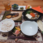 .ある日の一人鍋定食自家製サワラの味噌漬けと #一人鍋 の晩ごはん安売りのサワラを見つけたので、味噌と本みりんで味噌漬けに。１日冷蔵庫で寝かせたら、味しみじみ🎵そして寒いので寄せ鍋。出&hellip;のInstagram画像