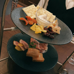 ．結婚記念日に京橋にあるLOBBY LOUNGE 東京 HIBIYA BARへ🍸．ずっと気になっていて行きたいと思っていた場所✨何がすごいかって、お酒の種類！なんと180種&hellip;のInstagram画像