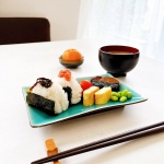 いつしかのお家ひとりランチ☺️秋は新米の季節でしたね🍚年少娘も幼稚園で秋はお米が美味しいと教わったみたいで繰り返し言ってた😆新米は水分量が多くて美味しい😋⁡⁡この時は岩手県&hellip;のInstagram画像