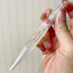 生の椿油　ネイルケア乾燥やアルコール消毒で手荒れが気になるこの頃。手はもちろん、ネイルケアも気にかけていて、いいアイテムを見つけました！使いやすいペンタイプのネイルケアオイル。&hellip;のInstagram画像