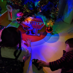 サンタさんここに来てライト設置してみました。＃HAPPY SEASON トイザらスオリジナル商品♪サンタさんが迷わないで来られるように、目印に置いてみました！ツリーの下に飾ったら子&hellip;のInstagram画像