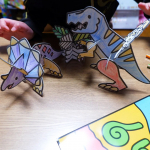 #はじめてのダンボール工作キットはじめての#工作 に最適な#ダンボール工作 キットです。中身は#ダンボール シート2枚と、作った後で遊べるカラーシートが1枚。子供にもわかりやすいせっけいず&hellip;のInstagram画像