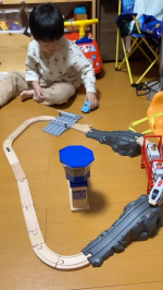 トイザらス🦒プライベートブランド「スピードシティ」木製トレイン 空港へいこう！エアポートトレインセット．朝から自分で考えて線路を繋げていたお兄ちゃん👦🏻家にあった車も使って上手に踏み機&hellip;のInstagram画像