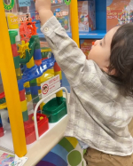 ..１歳のクリスマス🎄サンタさんにお願いするもの📝🎅🏻🎁...KUMONのくみくみスローププラレールグッズ...おもちゃコーナーで&uarr;を見る度にサンプ&hellip;のInstagram画像
